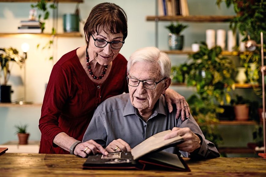 Eine ältere Frau und ein älterer Mann lesen ein Buch