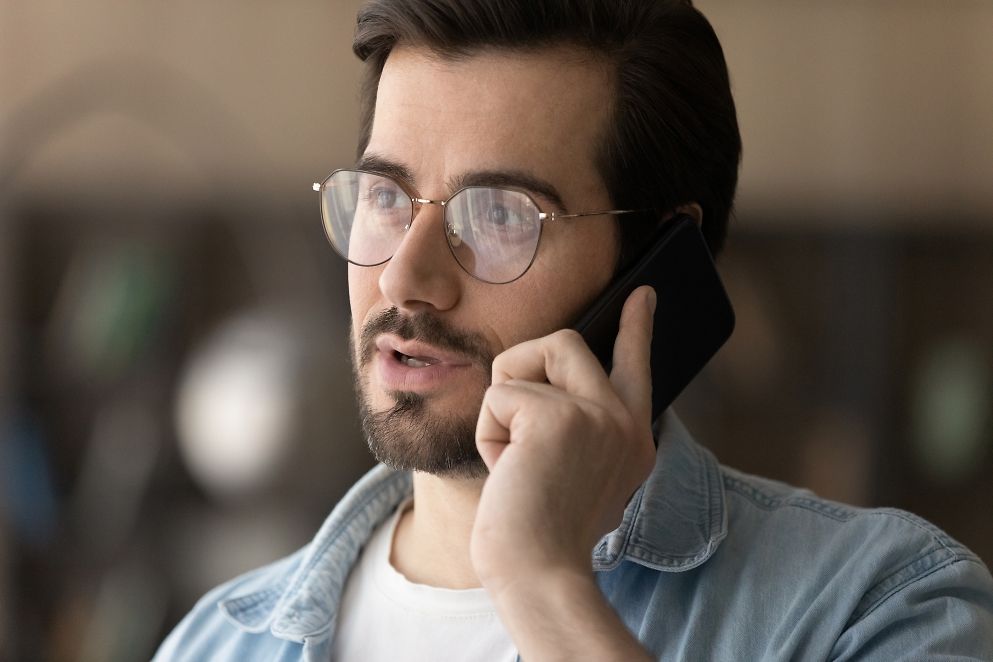 Mann mit Smartphone am Ohr